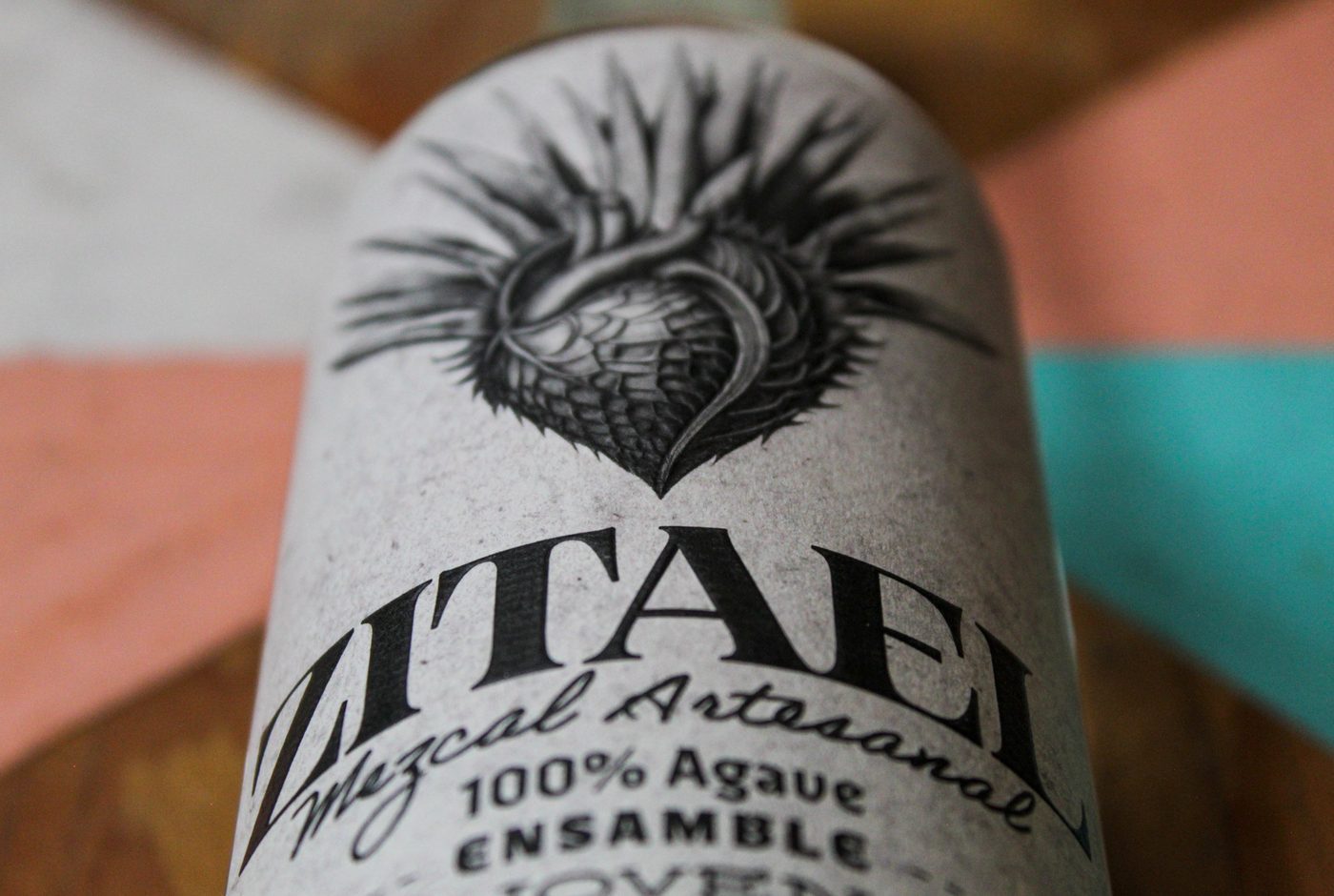 Detalle de etiqueta artesanal Zitael con corazón de agave