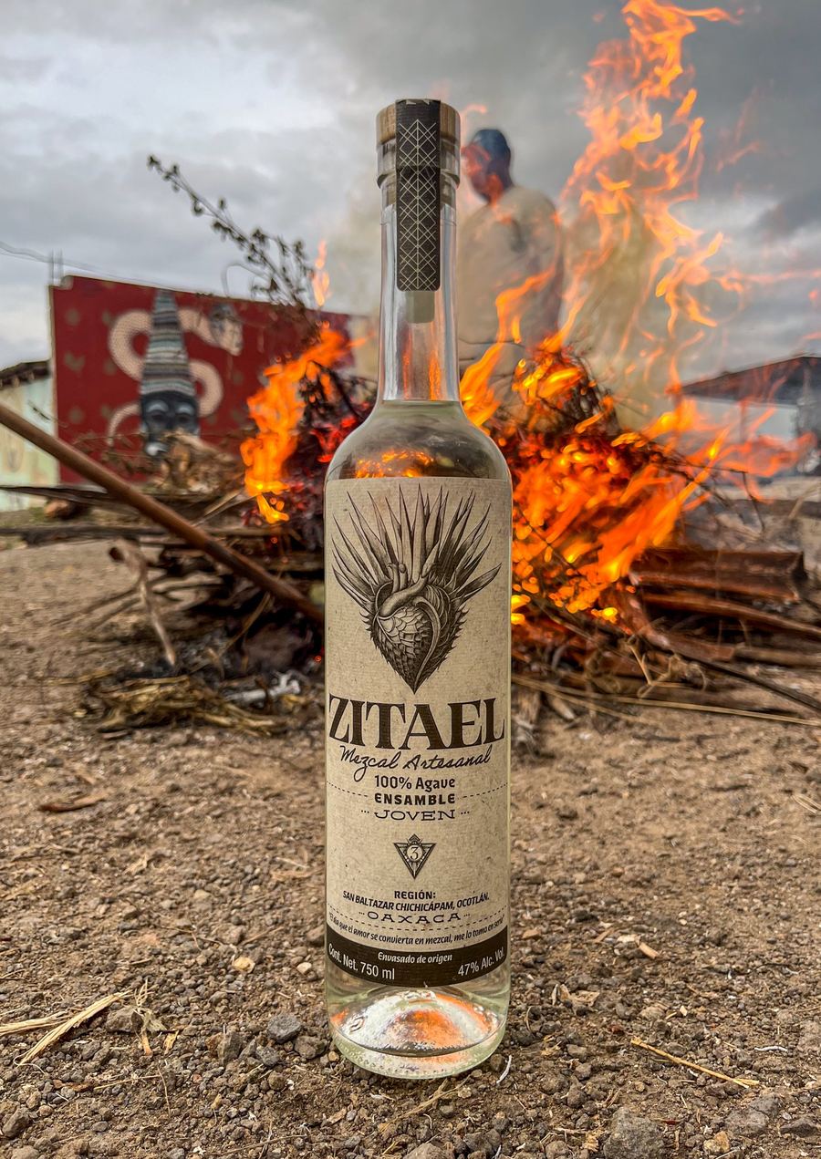Botella Zitael frente al fuego del proceso artesanal de cocción
