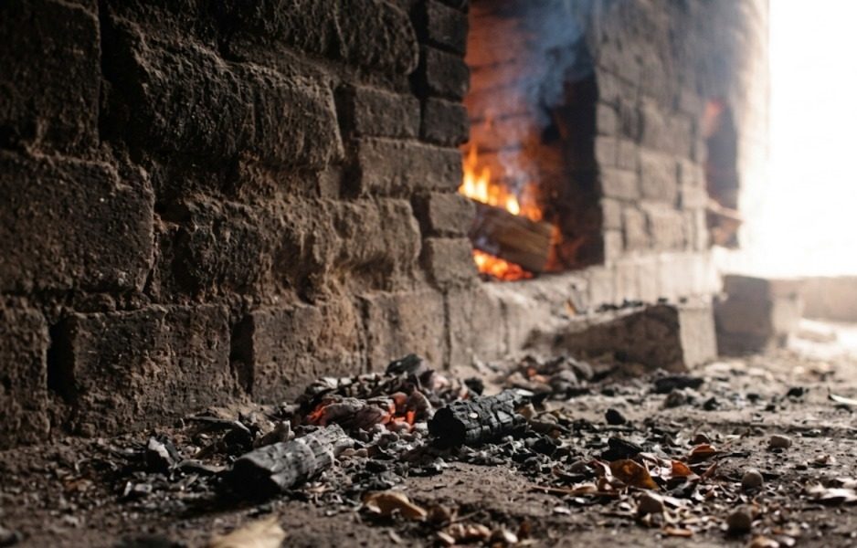 Horno de piedra encendido — proceso de cocción artesanal Zitael